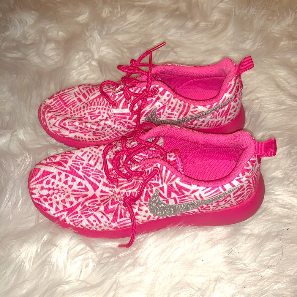 - Nike roshe sneakers